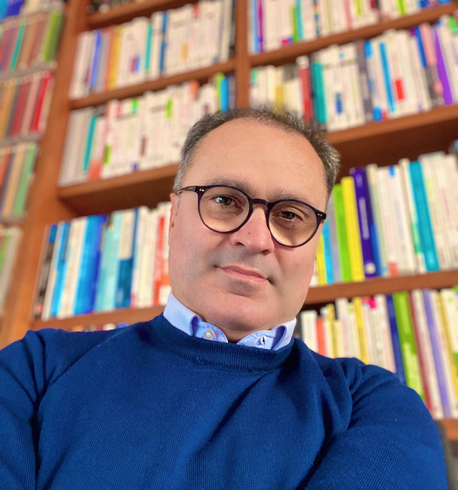 Guido Fusco davanti alla sua libreria